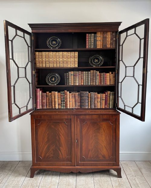 FINE QUALITY GEORGIAN BOOKCASE CABINET - ADDITIONAL PHOTO 1