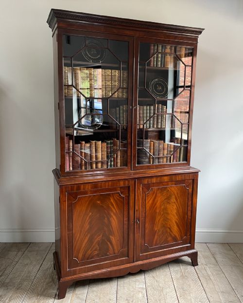 FINE QUALITY GEORGIAN BOOKCASE CABINET - ADDITIONAL PHOTO 2