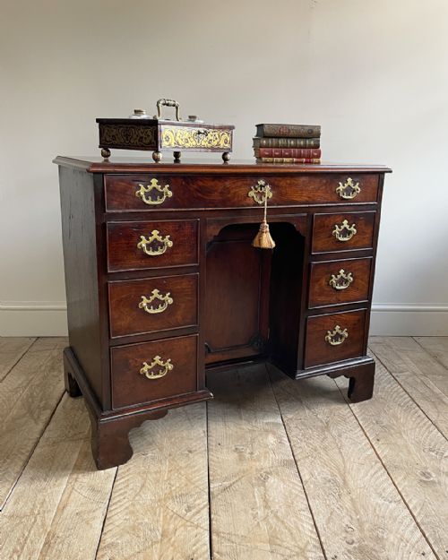 fine quality georgian mahogany kneehole desk - CATEGORY: ANTIQUE DESKS - DATED 18TH CENTURY