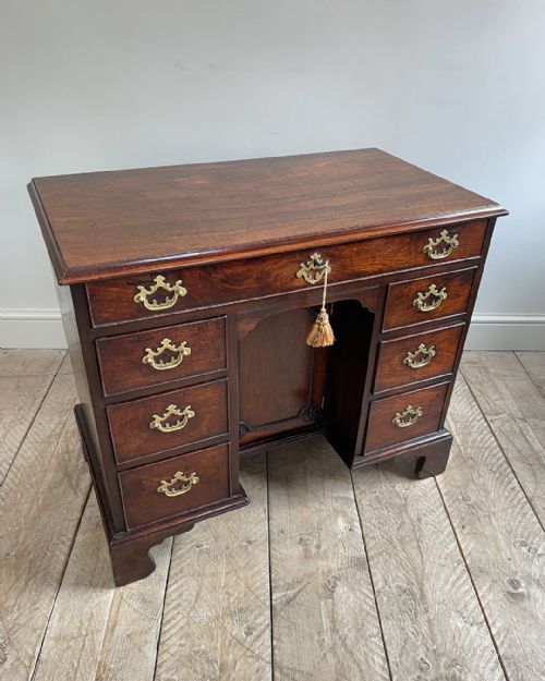 FINE QUALITY GEORGIAN MAHOGANY KNEEHOLE DESK - ADDITIONAL PHOTO 1
