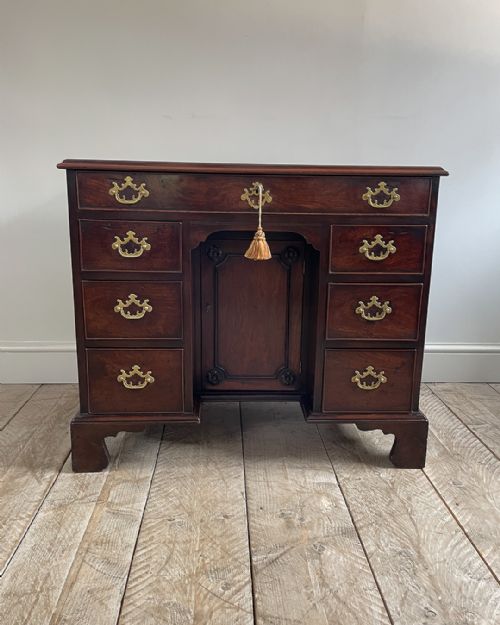 FINE QUALITY GEORGIAN MAHOGANY KNEEHOLE DESK - ADDITIONAL PHOTO 2