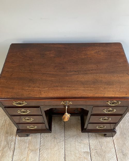 FINE QUALITY GEORGIAN MAHOGANY KNEEHOLE DESK - ADDITIONAL PHOTO 3