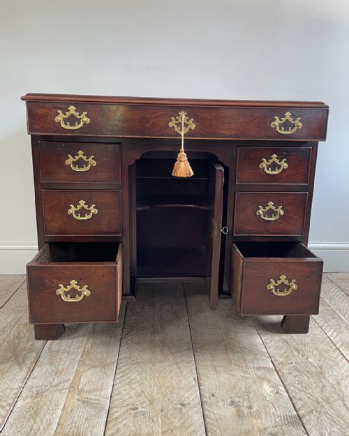 FINE QUALITY GEORGIAN MAHOGANY KNEEHOLE DESK - ADDITIONAL PHOTO 4