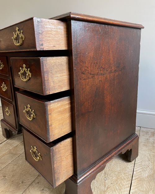 FINE QUALITY GEORGIAN MAHOGANY KNEEHOLE DESK - ADDITIONAL PHOTO 6