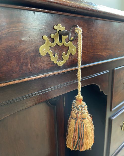 FINE QUALITY GEORGIAN MAHOGANY KNEEHOLE DESK - ADDITIONAL PHOTO 9
