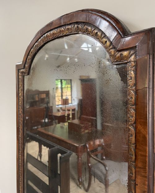 GEORGIAN ARCHED WALNUT AND PARCEL GILT WALL MIRROR - ADDITIONAL PHOTO 3