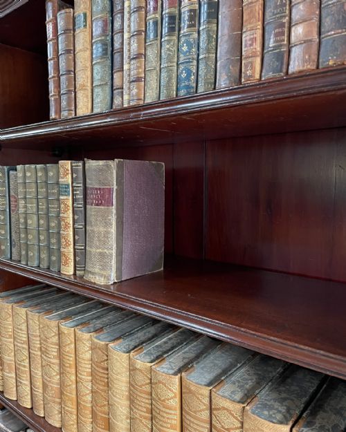 TALL 19TH CENTURY MAHOGANY OPEN BOOKCASE - ADDITIONAL PHOTO 7