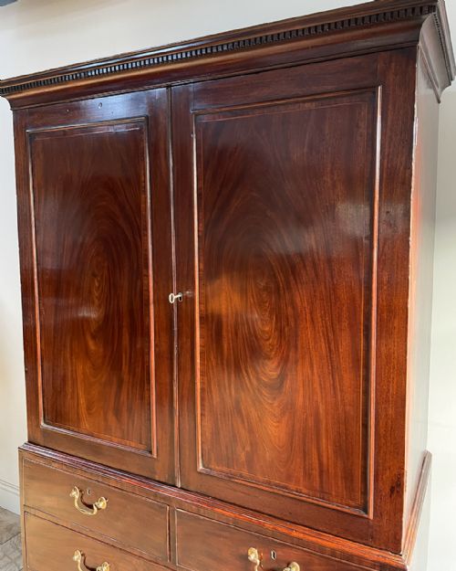 GEORGIAN MAHOGANY LINEN PRESS - ADDITIONAL PHOTO 4
