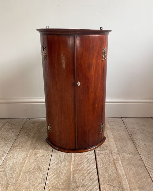 SMALL BOWFRONTED MAHOGANY CORNER CUPBOARD - ADDITIONAL PHOTO 1