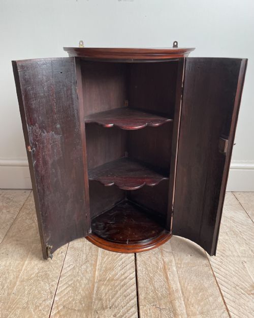 SMALL BOWFRONTED MAHOGANY CORNER CUPBOARD - ADDITIONAL PHOTO 3