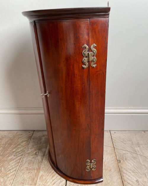 SMALL BOWFRONTED MAHOGANY CORNER CUPBOARD - ADDITIONAL PHOTO 4