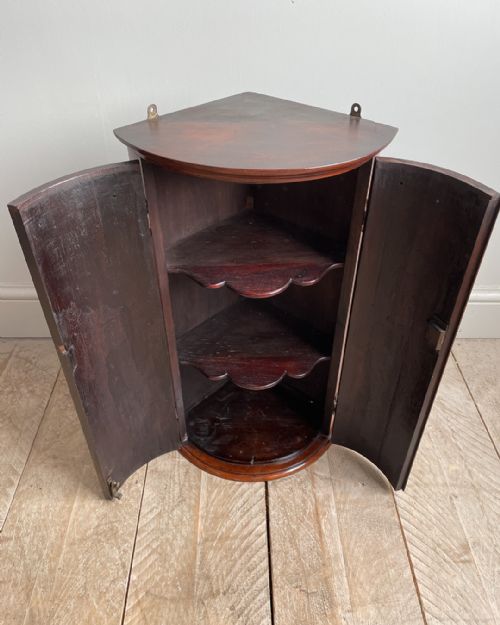 SMALL BOWFRONTED MAHOGANY CORNER CUPBOARD - ADDITIONAL PHOTO 5