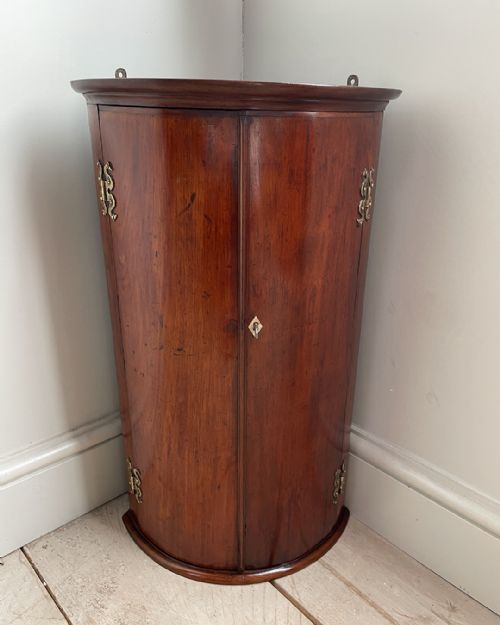 SMALL BOWFRONTED MAHOGANY CORNER CUPBOARD - ADDITIONAL PHOTO 6