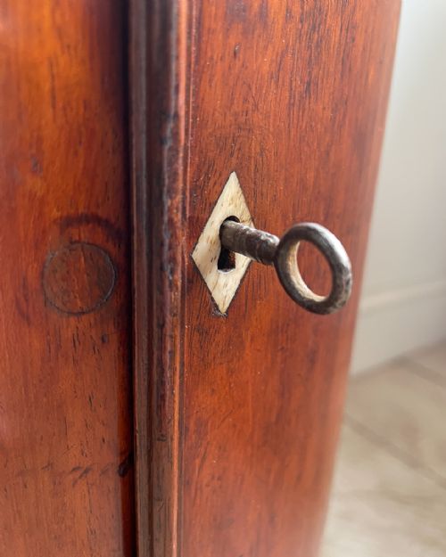 SMALL BOWFRONTED MAHOGANY CORNER CUPBOARD - ADDITIONAL PHOTO 7