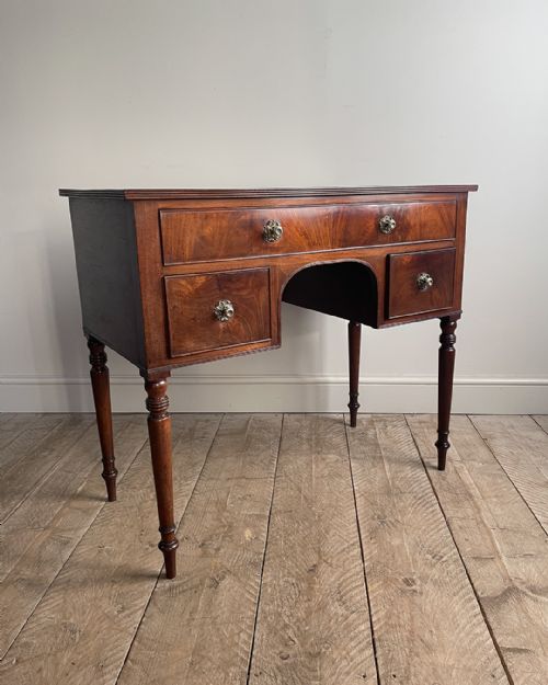 georgian mahogany kneehole dressing table - CATEGORY: ANTIQUE DRESSING TABLES - DATED 19TH CENTURY