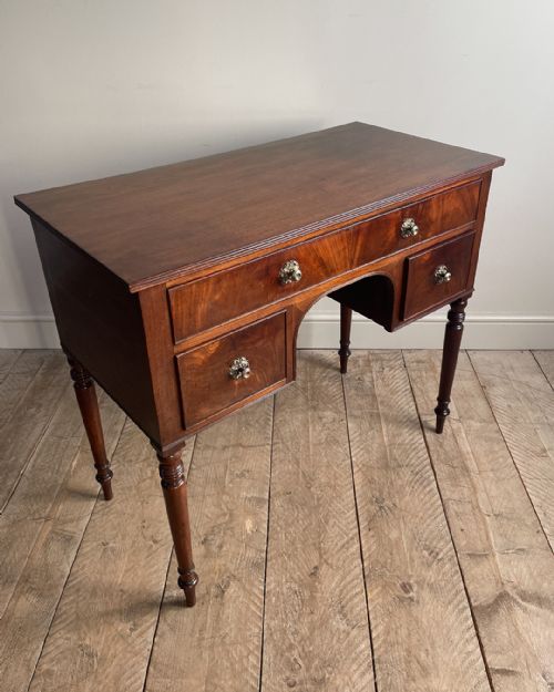 GEORGIAN MAHOGANY KNEEHOLE DRESSING TABLE - ADDITIONAL PHOTO 1