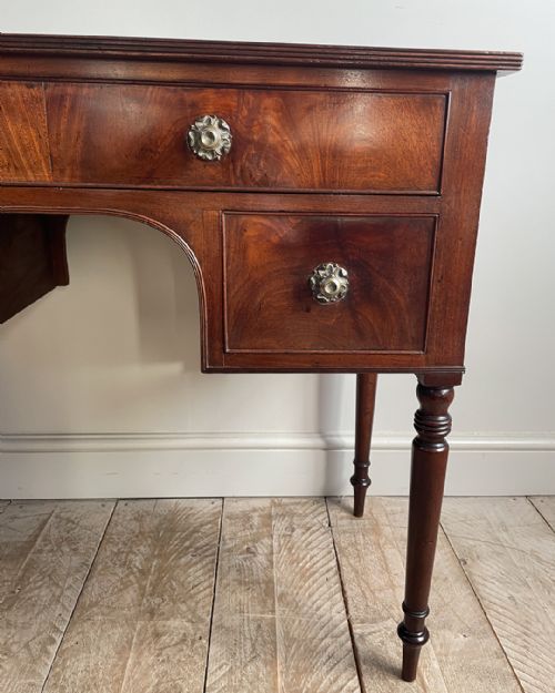 GEORGIAN MAHOGANY KNEEHOLE DRESSING TABLE - ADDITIONAL PHOTO 6