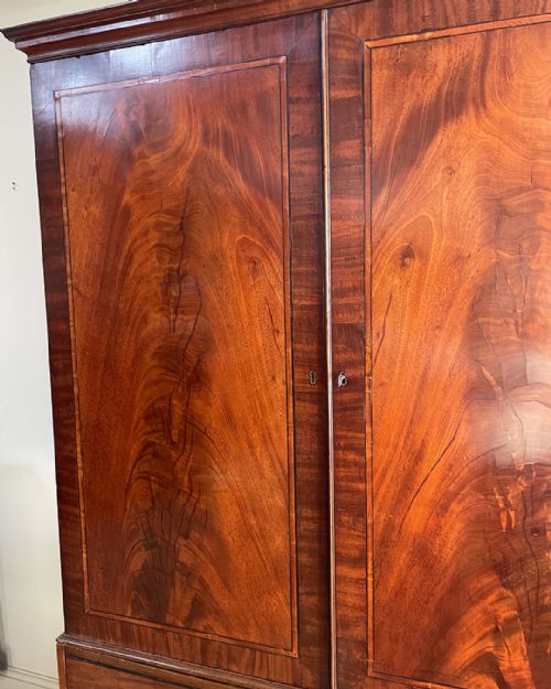 FINE GEORGIAN MAHOGANY LINEN PRES - ADDITIONAL PHOTO 3