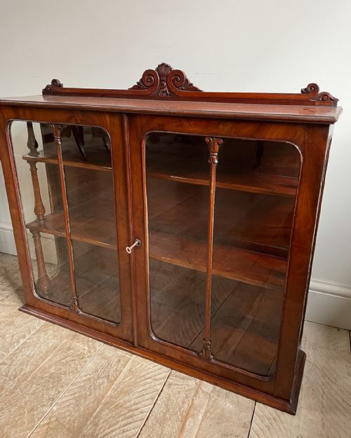 PAIR OF GLAZED MAHOGANY WALL HANGING CUPBOARDS - ADDITIONAL PHOTO 3