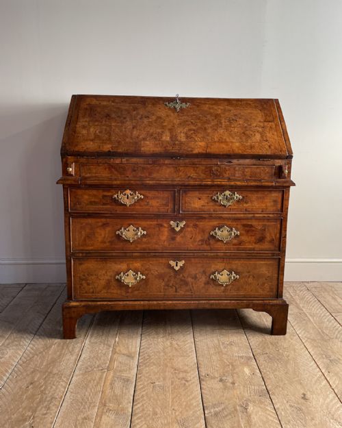 superb early georgian walnut bureau - CATEGORY: ANTIQUE BUREAU - DATED GEORGIAN