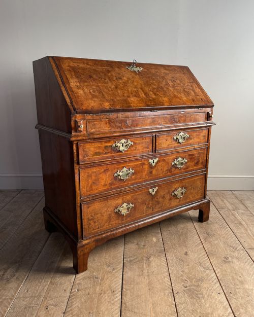 SUPERB EARLY GEORGIAN WALNUT BUREAU - ADDITIONAL PHOTO 1
