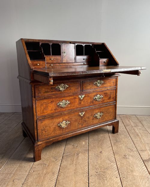 SUPERB EARLY GEORGIAN WALNUT BUREAU - ADDITIONAL PHOTO 2