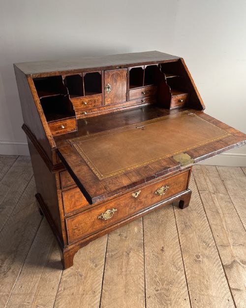SUPERB EARLY GEORGIAN WALNUT BUREAU - ADDITIONAL PHOTO 3