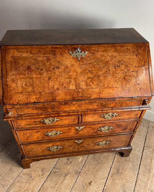 SUPERB EARLY GEORGIAN WALNUT BUREAU - ADDITIONAL PHOTO 4