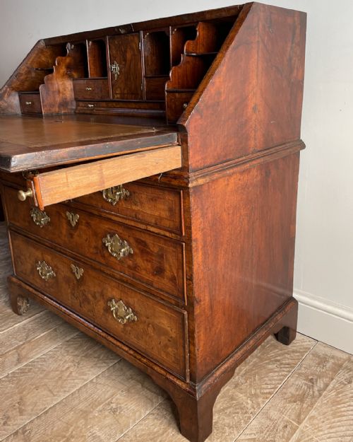 SUPERB EARLY GEORGIAN WALNUT BUREAU - ADDITIONAL PHOTO 5