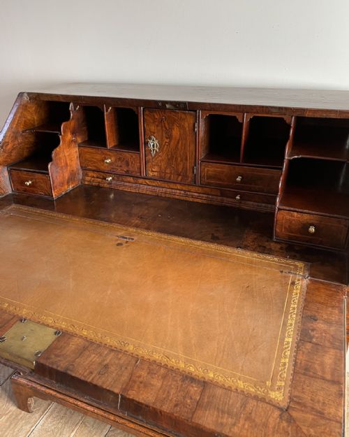 SUPERB EARLY GEORGIAN WALNUT BUREAU - ADDITIONAL PHOTO 6