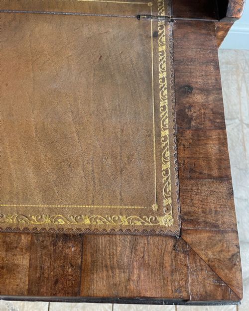 SUPERB EARLY GEORGIAN WALNUT BUREAU - ADDITIONAL PHOTO 7