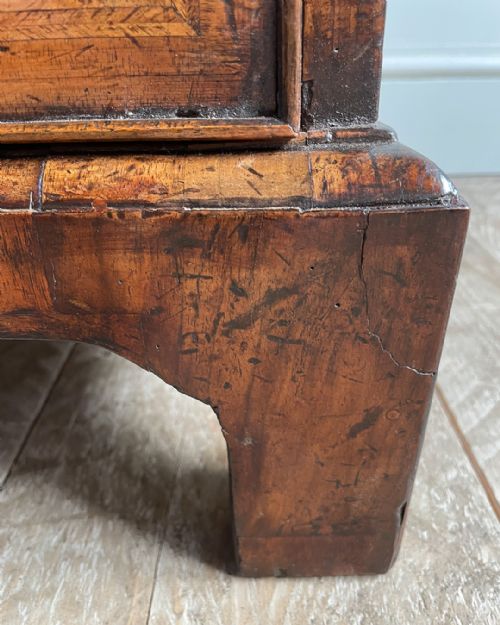 SUPERB EARLY GEORGIAN WALNUT BUREAU - ADDITIONAL PHOTO 9