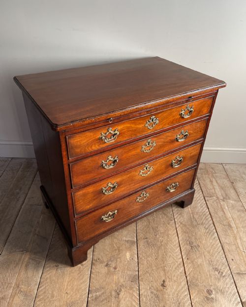SMALL GEORGIAN MAHOGANY CHEST OF DRAWERS - ADDITIONAL PHOTO 1