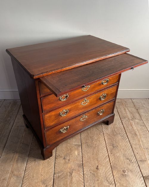 SMALL GEORGIAN MAHOGANY CHEST OF DRAWERS - ADDITIONAL PHOTO 2