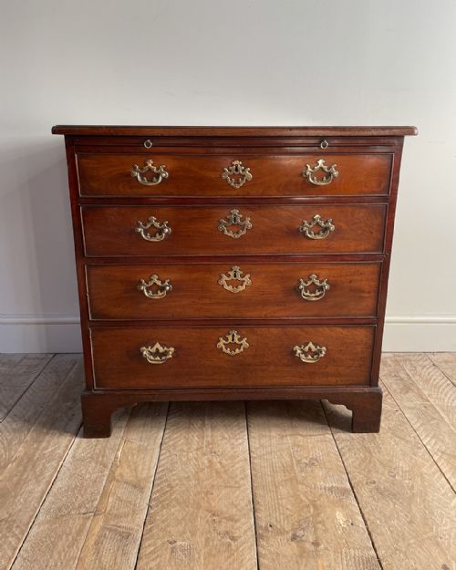 SMALL GEORGIAN MAHOGANY CHEST OF DRAWERS - ADDITIONAL PHOTO 3