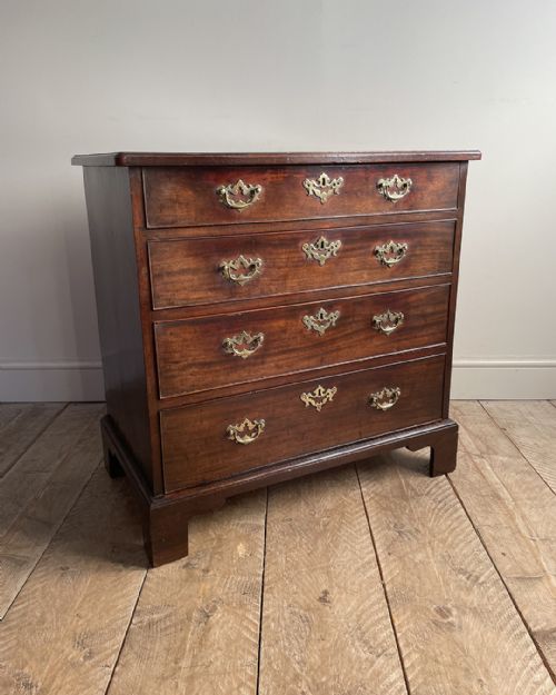 small georgian mahogany chest of drawers - CATEGORY: ANTIQUE CHEST OF DRAWERS - DATED GEORGIAN