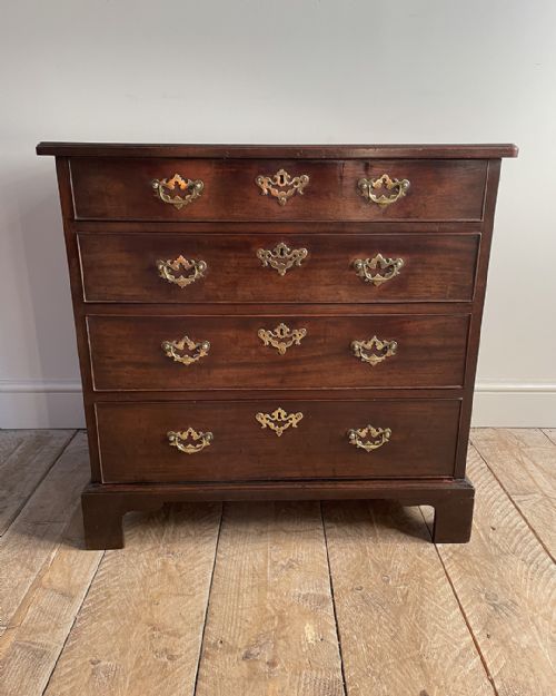 SMALL GEORGIAN MAHOGANY CHEST OF DRAWERS - ADDITIONAL PHOTO 1