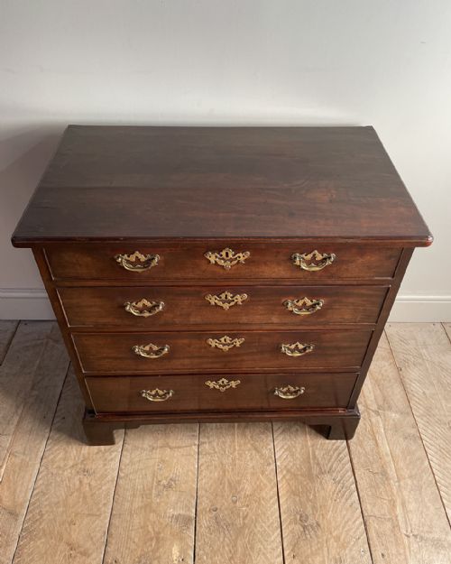 SMALL GEORGIAN MAHOGANY CHEST OF DRAWERS - ADDITIONAL PHOTO 2