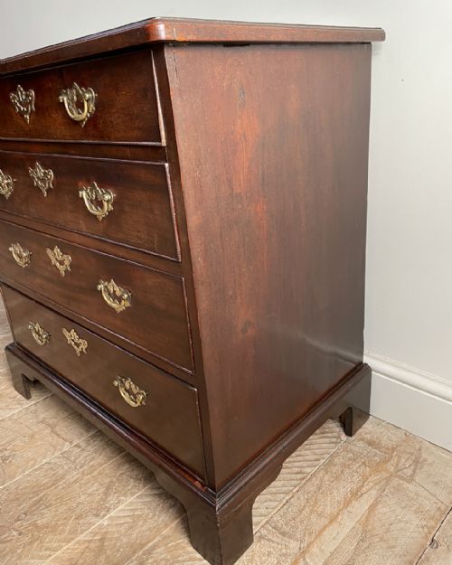 SMALL GEORGIAN MAHOGANY CHEST OF DRAWERS - ADDITIONAL PHOTO 3