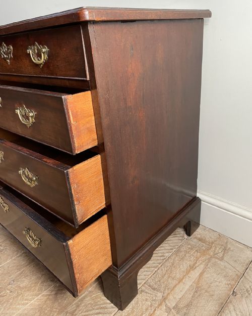 SMALL GEORGIAN MAHOGANY CHEST OF DRAWERS - ADDITIONAL PHOTO 4