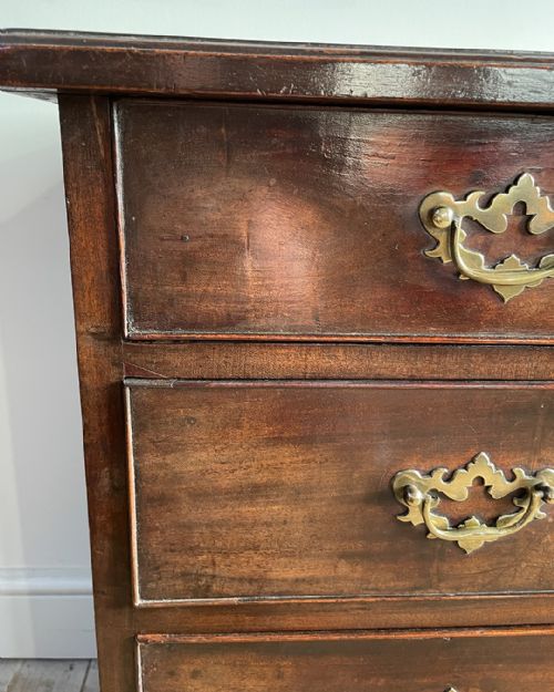 SMALL GEORGIAN MAHOGANY CHEST OF DRAWERS - ADDITIONAL PHOTO 5
