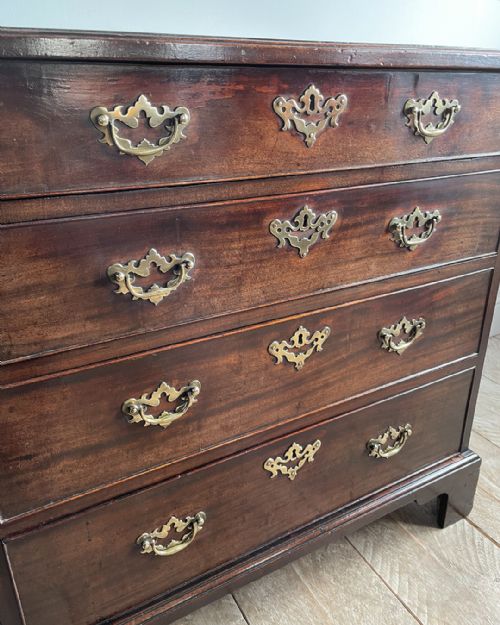 SMALL GEORGIAN MAHOGANY CHEST OF DRAWERS - ADDITIONAL PHOTO 6