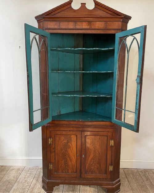 GEORGE III FLOOR STANDING TWO TIER MAHOGANY CORNER CUPBOARD - ADDITIONAL PHOTO 2