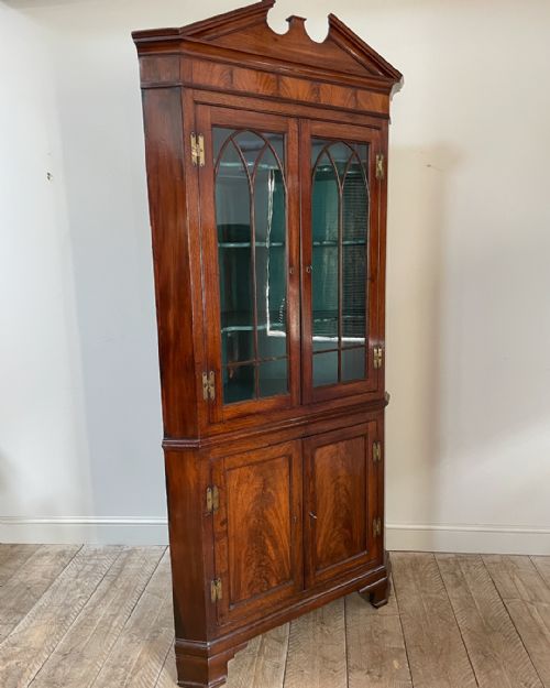 GEORGE III FLOOR STANDING TWO TIER MAHOGANY CORNER CUPBOARD - ADDITIONAL PHOTO 3