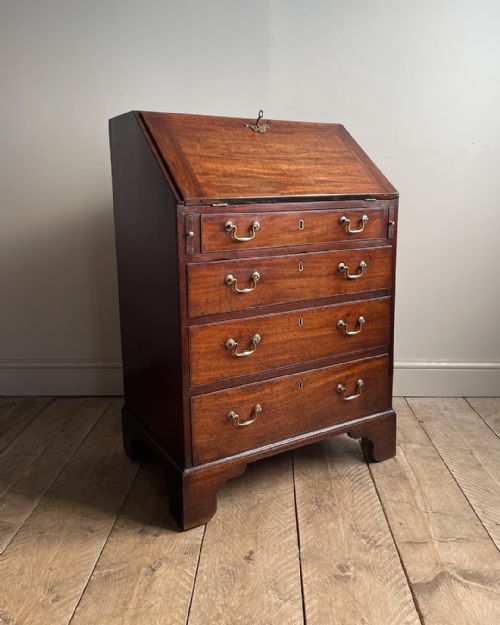 charming small early 19th century mahogany bureau - CATEGORY: ANTIQUE BUREAU - DATED 19TH CENTURY