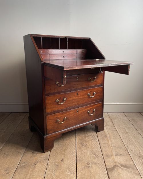 CHARMING SMALL EARLY 19TH CENTURY MAHOGANY BUREAU - ADDITIONAL PHOTO 1