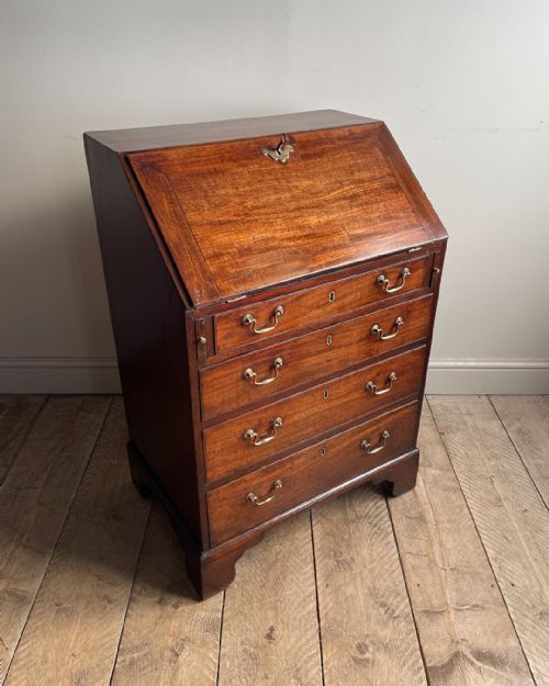 CHARMING SMALL EARLY 19TH CENTURY MAHOGANY BUREAU - ADDITIONAL PHOTO 2