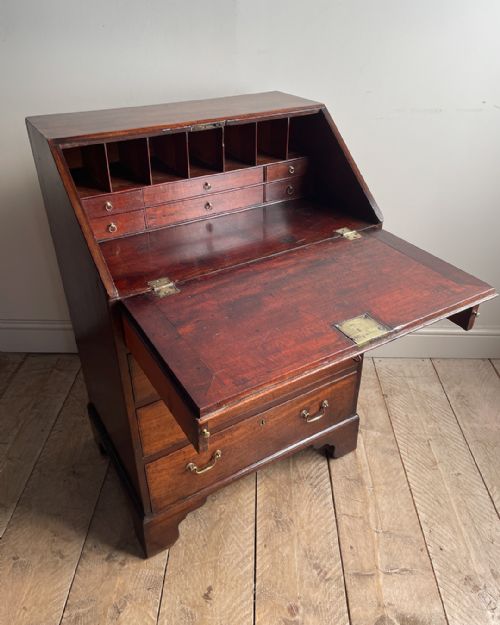 CHARMING SMALL EARLY 19TH CENTURY MAHOGANY BUREAU - ADDITIONAL PHOTO 3