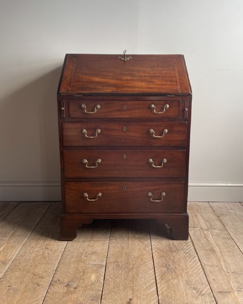CHARMING SMALL EARLY 19TH CENTURY MAHOGANY BUREAU - ADDITIONAL PHOTO 4