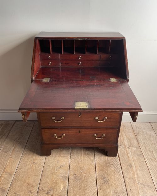 CHARMING SMALL EARLY 19TH CENTURY MAHOGANY BUREAU - ADDITIONAL PHOTO 5